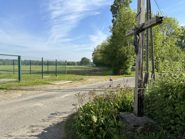 Nous traversons la route de la Fonthelaye pour rejoindre le chemin en face.