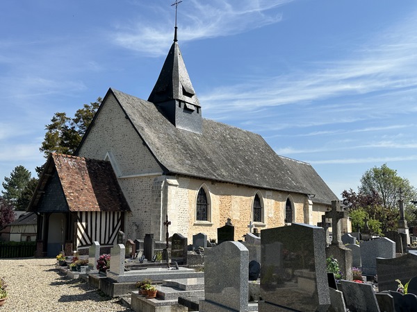Nous entrons dans le bourg du côté de l'église Saint-Ouen (XVe).