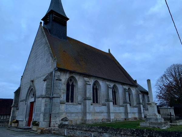 Peu après notre départ, nous longeons l'église Saint-Pierre (XVIe XIXe).