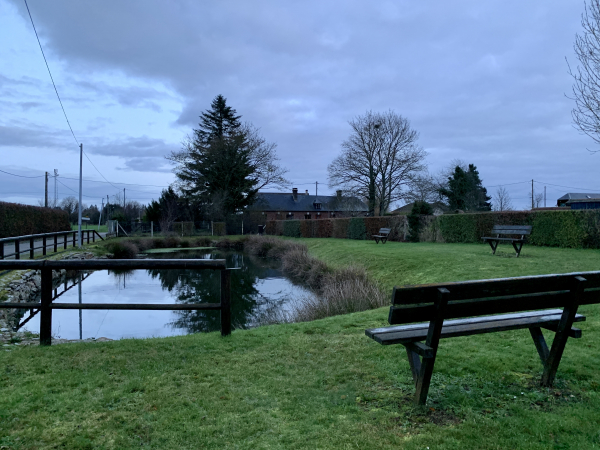 Nous continuons sur la rue de la Mairie et longeons l'une des nombreuses mares de Romilly.