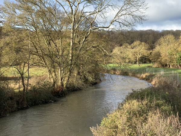 Nous traversons une première fois la Risle. La rivière fait une boucle dans le Val Gallerand, ici elle coule de la gauche vers la droite dans le sens de notre marche, un peu plus loin nous la verrons couler de notre droite vers notre gauche.