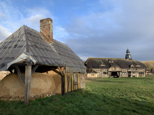 Le domaine du Val Gallerand a été édifié en 1930 par un entrepreneur elbeuvien avec des matériaux de l'ancienne gare de Deauville. Plusieurs autres photos sont dans l'album. Les années commencent à peser sur ces étonnantes constructions...