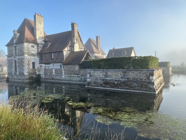 Nous nous sommes garés sur le parking du stade, dans les anciens marais de la Risle, et peu après le départ, nous longeons l'impressionnant manoir du Hom (XVIe), abrité derrière ses douves. D'autres photos sont dans l'album de la rando.