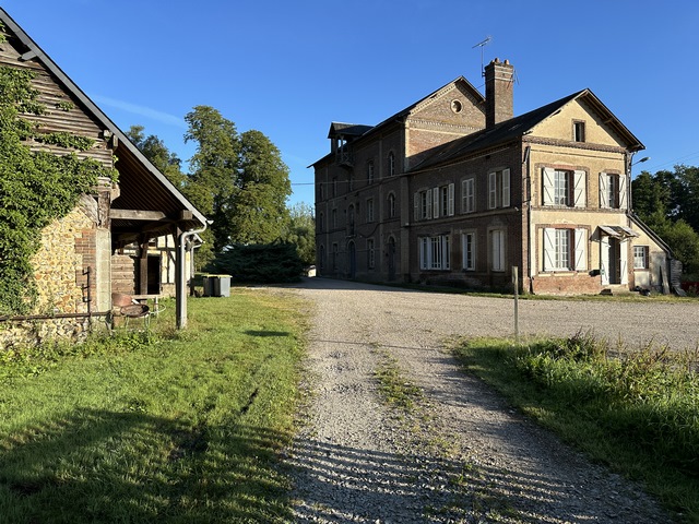 Un peu plus loin, voici l'ancien moulin de la Fontaine à Roger, dont les sources alimentent la Risle.