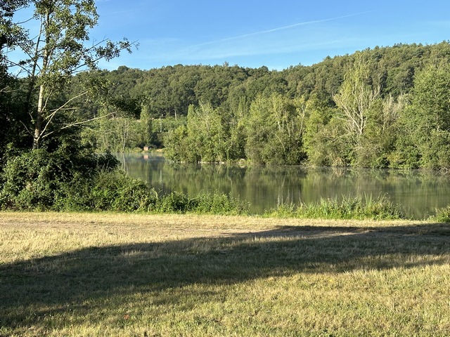 Nous longeons le Lac de Grosley, C'est un étang de pêche privé, nous devons rester sur la route du Lac qui va nous conduire jusqu'à Grosley.
