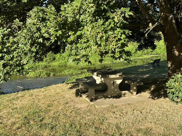 A l'entrée de Grosley-sur-Risle, l'ancien lavoir a été restauré, et à proximité se trouve une table de pique-nique bienvenue pour une pose au bord de la rivière.