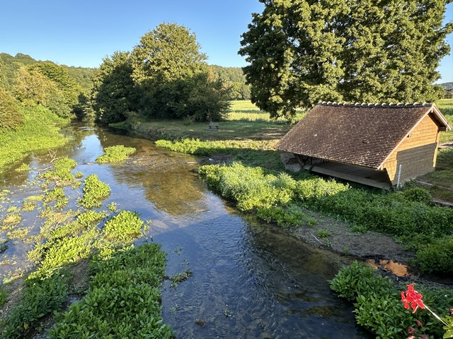 L'ancien lavoir vu depuis le pont de Grosley.