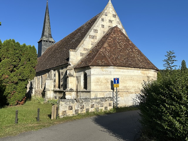 Eglise Saint-Léger (XIe -> XVIIe) de Grosley-sur-Risle. La place de l'église est charmante, les bâtiments rustiques restaurés et entretenus avec soin... peut-être serait-il opportun de mettre ce panneau à droite de la rue, comme il se doit...