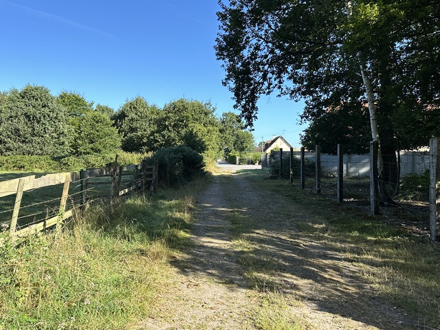 Le GR224 nous a conduit à travers bois jusqu'à Conchez. Le GR nous fait traverser le bourg par une succession de petites rues et de chemins jusqu'au bois de Conchez.