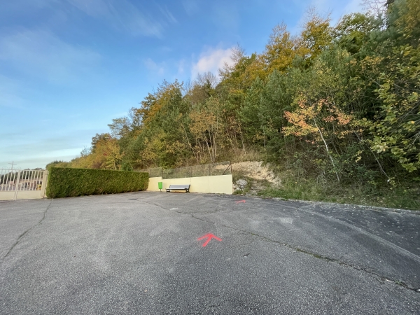 Je suis parti du parking de la piscine de Pont-Saint-Pierre, mais j'aurais pu me garer sur ce parking du cimetière. Mon chemin se trouve en face, au bout des flèches rouges.