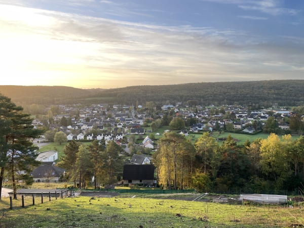 Le soleil s'est levé et illumine la vallée. Vue depuis Notre Dame du Voeu.