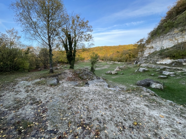 L'ancienne carrière est désormais un terrain de Trial. Je n'ai jamais vu un tel endroit aussi propre ! Pas un déchet à terre, mais quelques sacs poubelles accrochés aux arbres. Chapeau les motards !