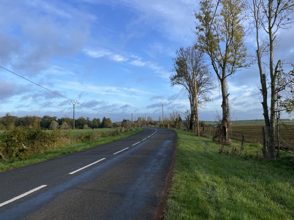 Le chemin rejoint la D126 que je vais suivre jusqu'à l'entrée de La Neuville.