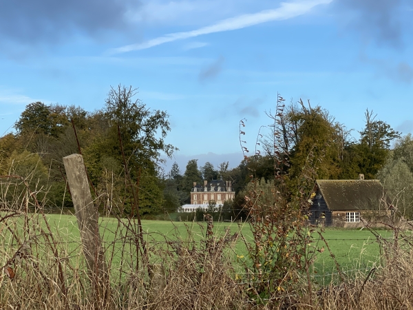 On peut voir, à gauche de la route, le château de la Neuville, ancien château du grand-père de Guy de Maupassant, mais aussi du champion cycliste Jacques Anquetil.