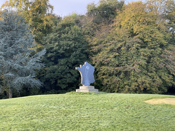 A l'entrée de La Neuville-Chant-d'Oisel se trouve cette stèle en hommage à Jacques Anquetil.