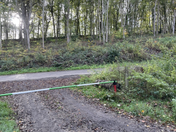 Je rejoins la route de La Neuville. Je vais la suivre à droite. Curieusement, la photo est mal géocodée.