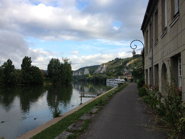 Nous partons de la place Saint-Sauveur, et nous rejoignons rapidement le GR2 et le Quai Grimoult le long de la Seine.
