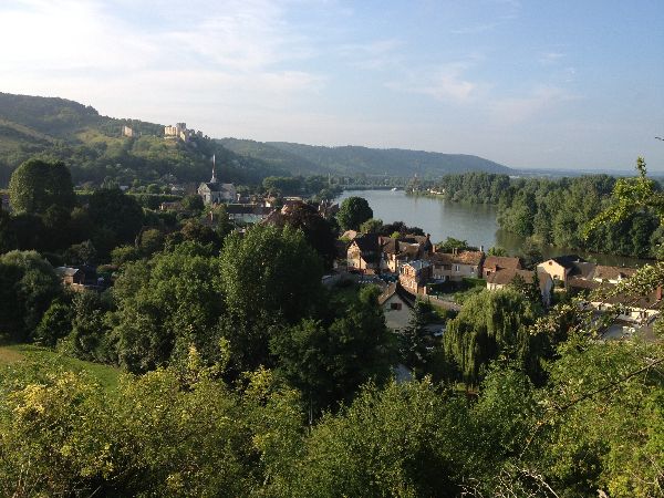 Nous sommes passés par la rue de l'Hôpital et avons suivi les balises du GR2 pour monter les falaises. Regard arrière sur le Petit Andely et, au loin, Château Gaillard.