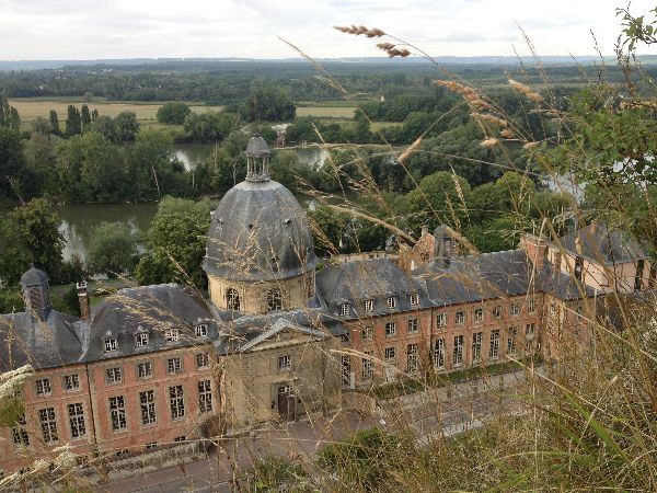 Notre chemin domine ici l'hôpital Saint-Jacques, créé au XIIIe siècle pour accueillir les pèlerins sur la route de Compostelle. Les bâtiments actuels de 1781 sont dus au duc de Penthièvre.