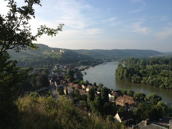 Nouveau regard arrière sur le Petit Andely et la boucle de la Seine.