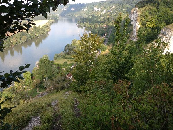 A quelques pas, se trouvent le pied des falaises et les maisons du bord de Seine.
