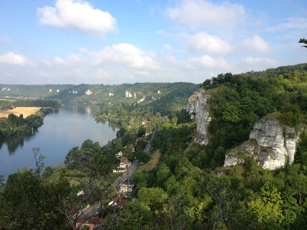 Vue sur les falaises et sur la Seine en direction de l'aval.