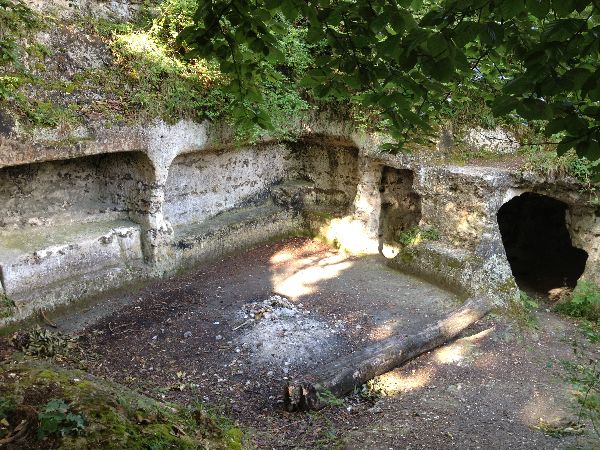 <span style="color: rgb(0, 0, 0); font-family: arial; font-size: 17px;">La Grotte de l'Ermite. Mythe ou réalité, on ne sait pas bien, mais un ermite aurait habité ce lieu il y a fort longtemps... Ce vestige d'habitation troglodytique montre plusieurs pièces d'habitation, une cheminée... et une géocache.</span>