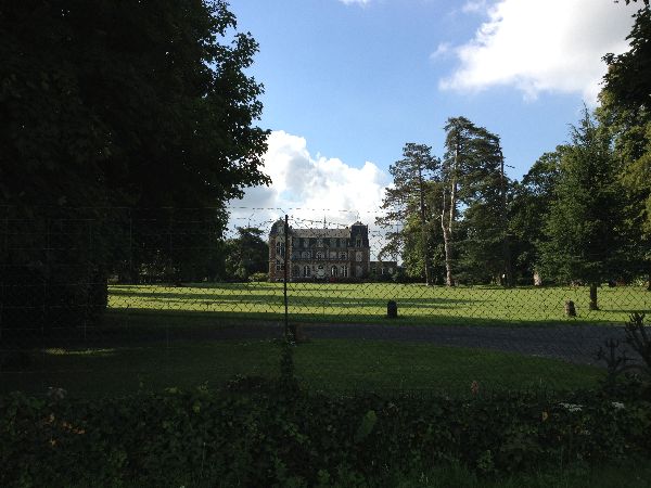 Nous passons devant le château du Thuit, construit en 1850 par le grand-père de Guynemer.