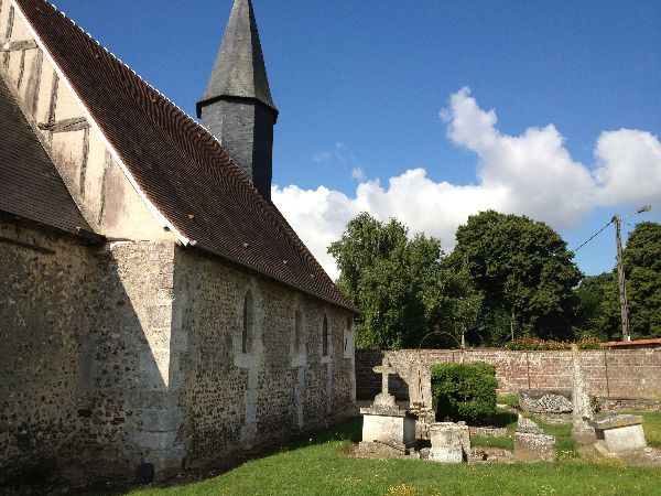 Nous longeons l'église Saint-Martin du Thuit. Un des vitraux représente Georges Guynemer.