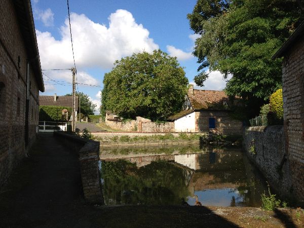 Nous longeons la mare, quittons le GR2, pour prendre la direction de la Roche Percée.