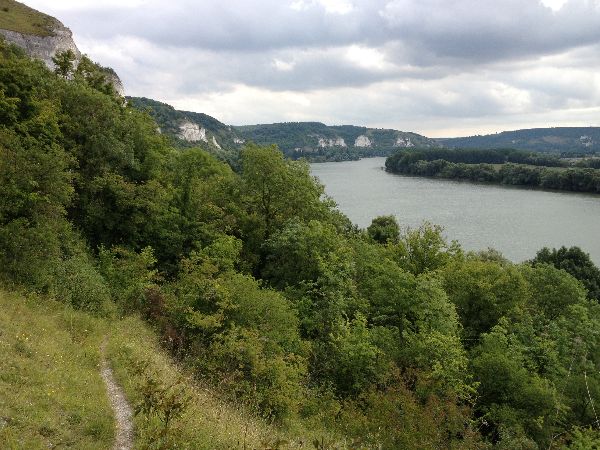 Nous prolongeons le plaisir de la marche le long des falaises en ajoutant une boucle, de la Roche Percée à La Roquette. Le chemin est moins bien entretenu (moins fréquenté) que le GR2.