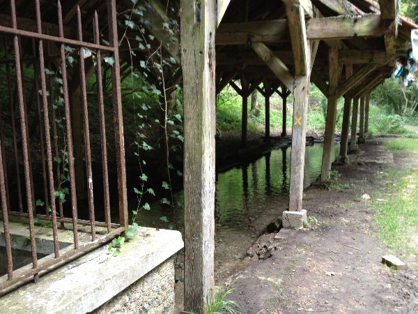 Nous longeons le lavoir de la source Saint-Martin au fond du vallon. On imagine les brouettes de linge poussées jusqu'au village... Le lavoir a remplacé une chapelle bâtie près de la source.&nbsp;