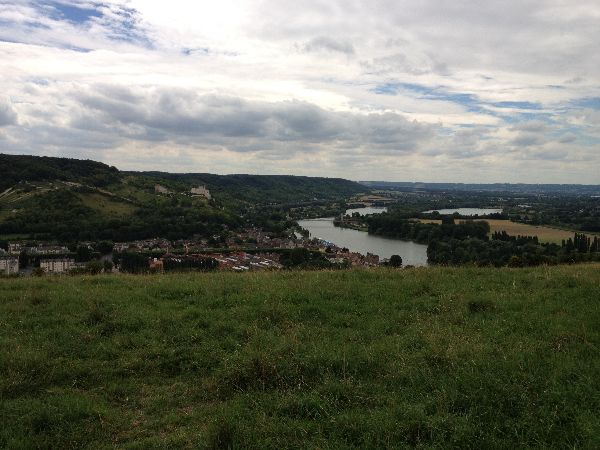 Le Mont Pivin domine les Andelys.