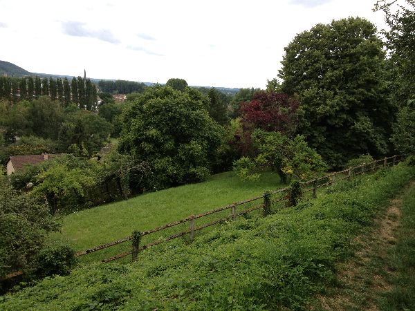 Le chemin va bientôt rejoindre la rue Guynemer des Andelys.