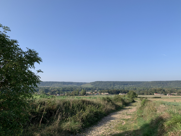 Nous suivons la ligne de crête et descendons vers Chambray, avec plusieurs panoramas sur la vallée de l'Eure.