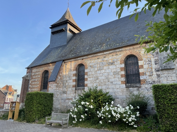 Val-de-Saâne est la réunion de 4 communes depuis 1964, son centre bourg est l'ancienne commune d'Anglesqueville. Les parkings ne manquent pas, et nous commençons notre randonnée au pied de l'église Saint-Wandrille d'Anglesqueville.
