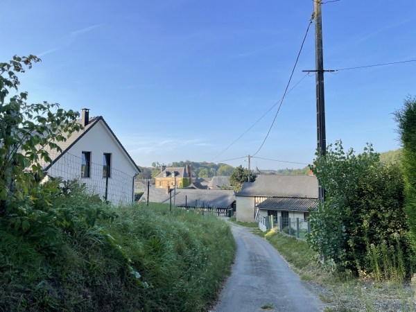 Nous avons suivi le chemin entre Eurville et Anglesqueville, dont nous contournons maintenant le centre bourg.