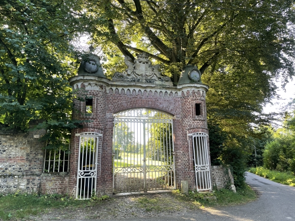 L'ancien château de Varvannes a été détruit en 1890 par un incendie, il n'en reste que le portail en brique.
