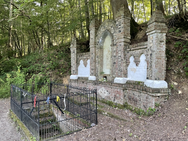 La Fontaine Saint-Sulpice, comme de nombreuses sources, est sanctuarisée depuis la plus haute antiquité. L'eau de la source aurait pour propriété de guérir les maladies de peau.