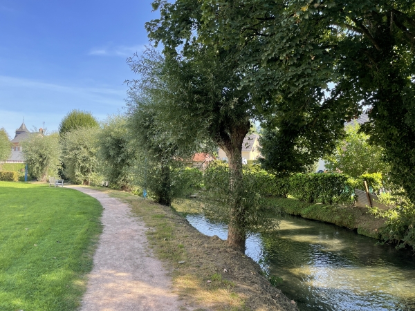 Nous retrouvons le centre de Val-de-Saâne en suivant la promenade aménagée le long de la rivière.