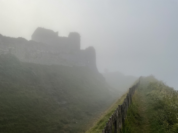 Nous suivons le chemin qui longe la contrescarpe des fossés autour de l'enceinte. La brume matinale donne un bel aspect romantique aux ruines.