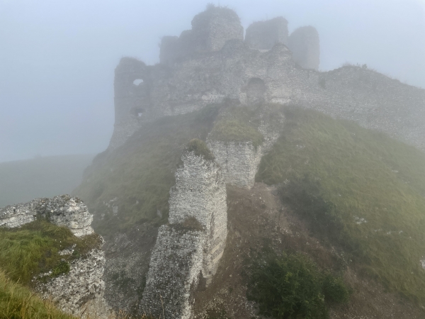 Nous arrivons du côté du bastion d'artillerie construit au XVIe siècle. Les piles d'un accès par pont-levis sont encore debout.