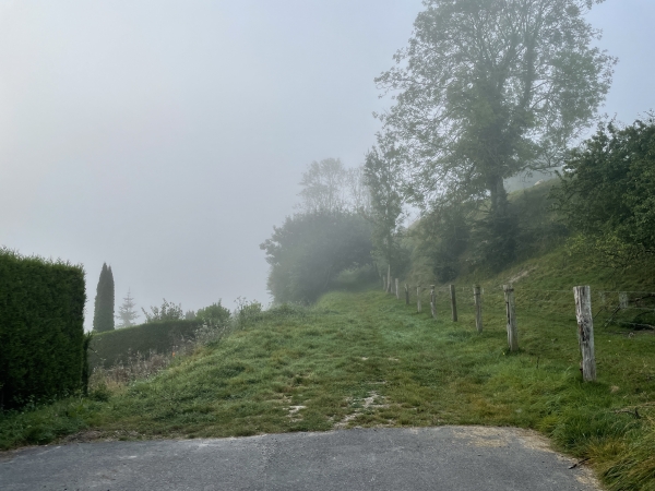Nous quittons Arques-la-Bataille par la rue du Bel-Air qui devient chemin après les dernières maisons.
