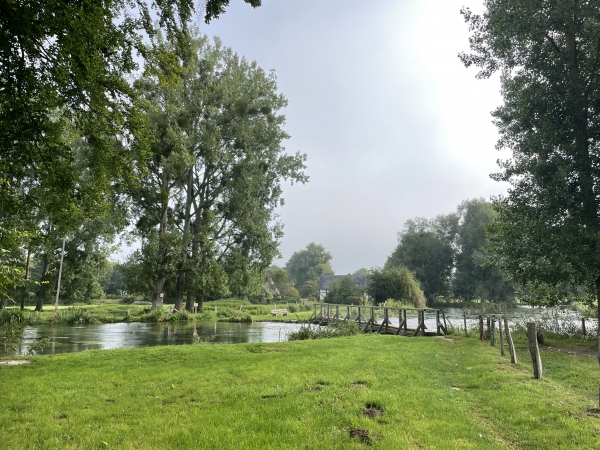 La traversée de la Varenne se fait sur une passerelle de bois et pierre dans un paysage qui donne envie de se poser là pour un moment.