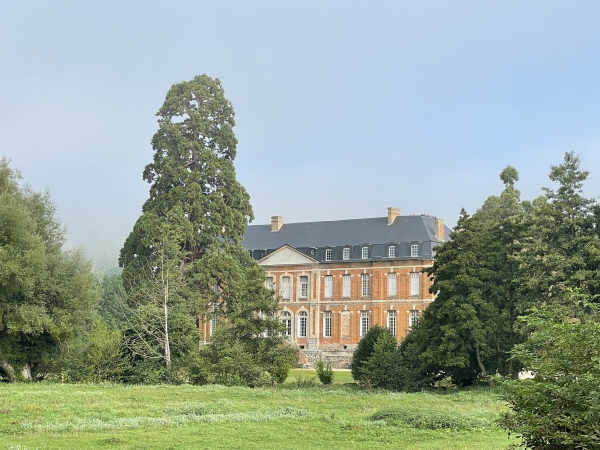 La Chatellenie, est un château du XVIIIe siècle, construit sur l'emplacement des fondations féodales de la seigneurie de St-Aubin. Son nom vient de l'érection, en 1603, de la seigneurie de St-Aubin en châtellenie avec droit de justice.