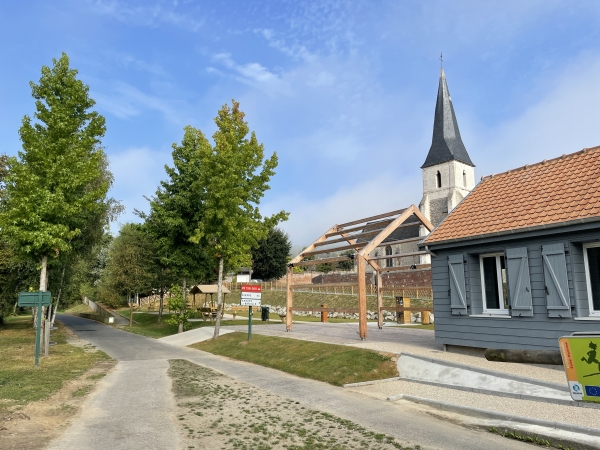 A St-Aubin-le-Cauf, nous rejoignons l'Avenue Verte, sur l'ancienne voie ferrée de Serqueux à Dieppe de la ligne de Saint-Denis à Dieppe. Comme on le voit, une aire de pique-nique est aménagée pour les marcheurs et les cyclistes.