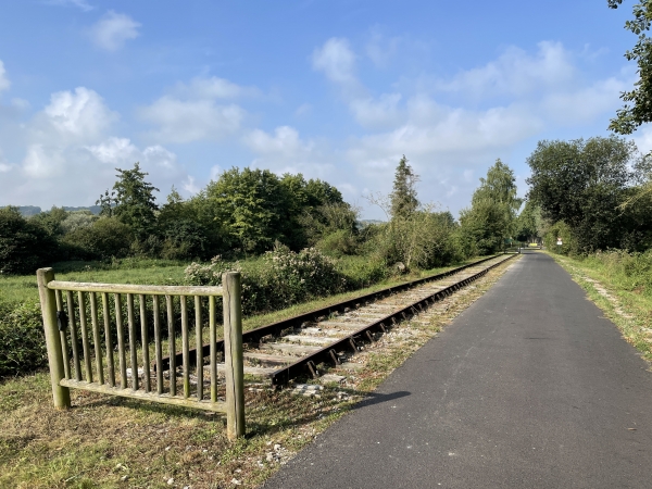 Des vestiges de l'ancienne voie ferrée ont été conservés, comme ici à l'entrée d'Arques-la-Bataille.