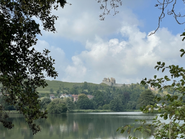 Le château d'Arques-la-Bataille vu depuis l'Avenue Verte.