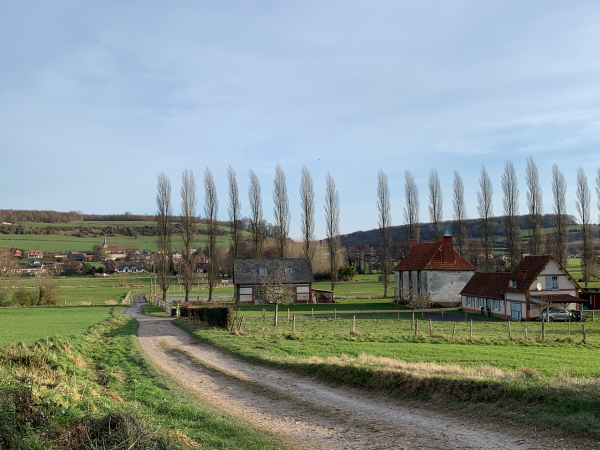 Nous traversons la vallée de l'Eaulne au niveau de Sauchay-le-Bas. Vous avez remarqué la beauté des paysages depuis le départ ? Et nous sommes en plein hiver ! Imaginez au printemps !
