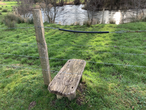 Petit passe-clôture dans les Prairies de Sauchay.